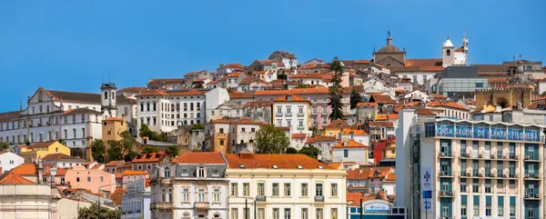 Coimbra, Portekiz - 23 Nisan 2024: Coimbra şehir manzarası panoramik manzara, tarihi kasaba, Portekiz 'deki Mondego Nehri üzerindeki ünlü Üniversitesi ile tanınıyor.