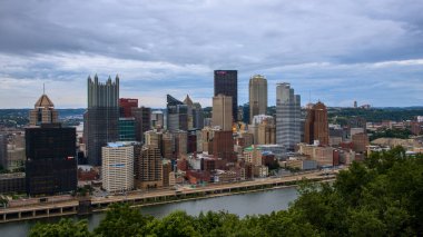 Pittsburgh, Birleşik Devletler - 09 Ağustos 2024: alacakaranlıkta Pittsburgh şehrinin silueti. Allegheny, Monongahela ve Ohio nehirlerinin birleştiği yerde..
