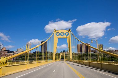 Pittsburgh, Pennsylvania 'da mavi gökyüzüne karşı Roberto Clemente Köprüsü' nün yapısal görüntüsü.