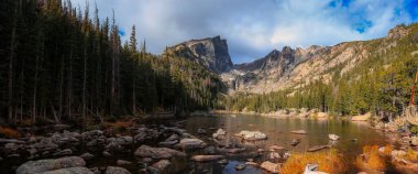Manzaralı Rüya Gölü panoramik manzarası Colorado kayalık dağlarında büyük kaya parçaları ve kozalaklı ağaçlarla çevrilidir..