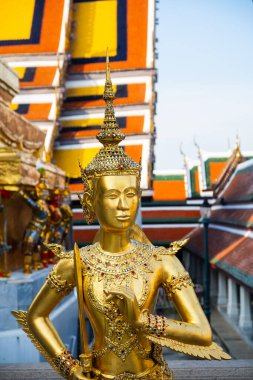 Bangkok, Tayland 'daki Zümrüt Buddha Tapınağı' nda altın renkli Hanuman tanrı heykeli.