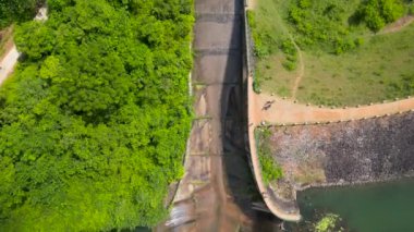 Chiklihole Barajı 'ndan kanal görüntüsü. Koorg, Karnataka, Hindistan