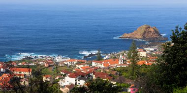 Portekiz 'in Madeira Adası' ndaki Porto Moniz köyünün panoramik manzarası.