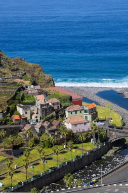 Ribeira da Janela 'daki manzara köyü, Madeira Adası' ndaki adanın içinde oluşturulan en uzun su yolu..