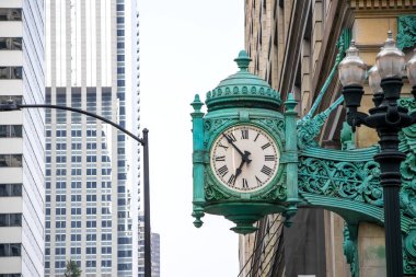 Chicago şehir merkezindeki Marshall Field 's Clock' un antika saati..