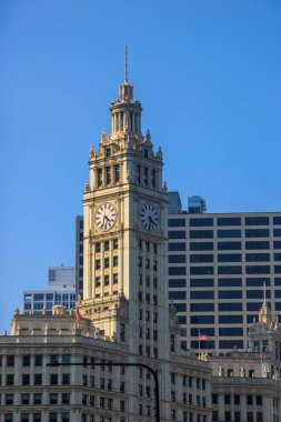 Wrigley Binası, Chicago şehir merkezinde mavi gökyüzü arka planına sahip tarihi bir gökdelendir..