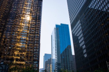 Chicago 'da modern apartmanlar ve iş binaları. Mavi tonda..