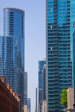Chicago 'daki modern apartman ve iş binaları. Mavi tonda..
