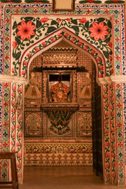 Udaipur, Rajasthan, Hindistan - 13 Ekim 2022: Udaipur, Rajasthan 'daki tarihi şehir sarayının yanında süslü kemer.