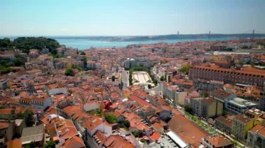 Lizbon, Portekiz - 22 Nisan 2024: Lizbon şehir manzarası, Portekiz 'de kırmızı çatılı Budlings, güneşli bir günde mavi gökyüzü.