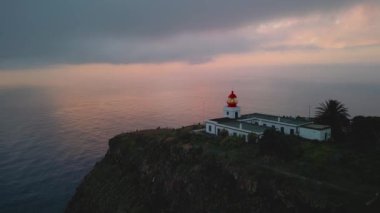 Ponto Da Pargo, Madeira, Portekiz - 18 Nisan 2024: Tarihsel Ponto Da Pargo deniz feneri 1922 yılında Portekiz 'in Madeira adasında inşa edilmiştir..