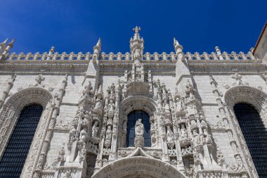 Tarihi Manueline tarzı, Jeronimous Manastırı 'nın mimari detayları, Lizbon, Portekiz mavi gökyüzüne karşı.