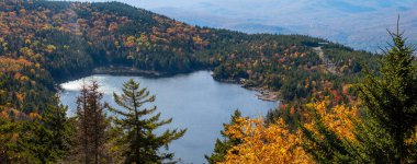 Panoramik gökyüzü manzarası New Hampshire 'daki tımarhane dağında.