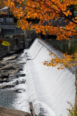 Quechee, Vermont 'taki Waterman Hill yolundan Ottaquechee nehrine yapay dökülüyor..