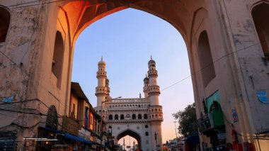 HYDERABAD, INDIA -23 Aralık 2022: Hyderabad 'daki Charminar, Hindistan' da 1591 yılında inşa edilen en tanınmış yapılar arasında yer almaktadır.