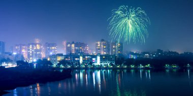 Hindistan 'ın Telangana eyaletindeki Hyderabad şehri. Diwali festivali havai fişekleriyle aydınlatılmış.