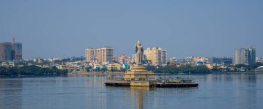Hyderabad, Telangana, Hindistan - 25 Ekim 2022: Hyderabad, Hindistan 'da Buda heykeli, Hüseyin sagar gölünün ortasına dikilmiş dünyanın en uzun heykeli..