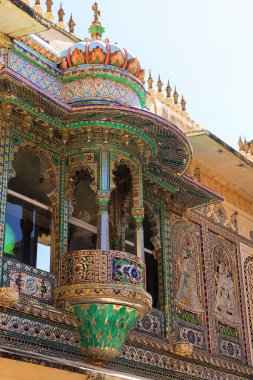 Udaipur, Rajasthan, Hindistan 'daki tarihi Şehir Sarayı mimarisi ve balkon tasarımı karmaşık..