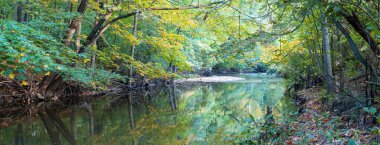 Huron Nehri boyunca Hines yolu boyunca uzanan rengarenk sonbahar yapraklarının panoramik görüntüsü.