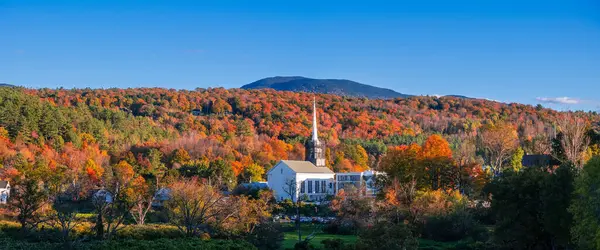 Stowe Vermont 'taki İkonik Kilisesi' nin panoramik manzarası Renkli sonbahar yapraklarının ortasında