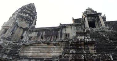 Siem Reap, Kamboçya - 15 Aralık 2023: Dünyanın en büyük Hindu ve Budist dini abidesi Angkor Wat 'ın dış görünüşü. UNESCO Dünya Mirası.