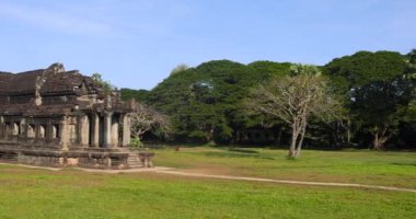 Siem Reap, Kamboçya - 15 Aralık 2023: Sie Rep, Kamboçya 'daki Angkor Wat tapınağının dış avlu manzarası.