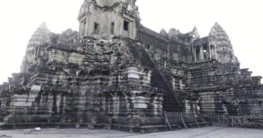 Siem Reap, Kamboçya - 15 Aralık 2023: Dünyanın en büyük Hindu ve Budist dini abidesi Angkor Wat 'ın dış görünüşü. UNESCO Dünya Mirası.