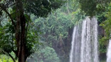 Manzaralı Kulen Şelaleleri, Siem Reap Nehri 'ndeki Şelale. Kamboçya 'da Phnom Kulen.