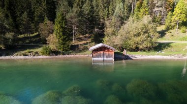 Avusturya Alp Dağları 'ndaki kayıkhaneli Manzaralı Heiterwangersee Gölü manzarası.