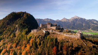 Tarihi Burgruine Ehrenberg Şatosu Avusturya 'nın Tyrol kentindeki Reutte şehrinde yer alan bir kaledir. Hava görünümü.