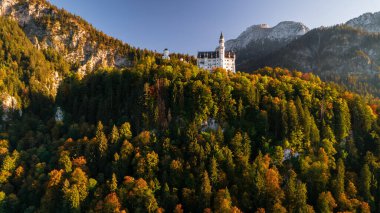 Almanya 'nın Schwangau kentindeki ünlü tarihi Neuschwanstein şatosunun sonbahar manzarası.