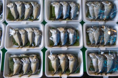 Çiğ taze balık, Kamboçya yerel pazarlarında satışta..