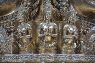 SIEM REAP, Kamboçya- 15 Aralık 2023: Kamboçya 'daki Siem Reap Angkor Uluslararası Havaalanı' nda bulunan Metal Hindu tanrı heykeli.
