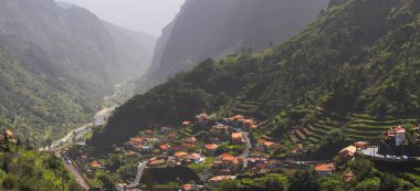 Central Madeira Adası vadisinde manzaralı sisli bir manzara.
