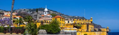 Portekiz 'in Madeira Adası' nda güneşli bir günde Manzaralı Mantar Şehri 'nin panoramik manzarası.