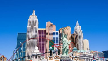 LAS VEGAS, NEVADA - 06 Temmuz 2024, New York 'un dış görünüşü - Las Vegas temalı New York kumarhanesi.
