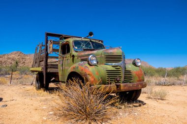 Antares, ABD - 2 Temmuz 2024: Ana yol boyunca sergilenen eski bir kamyon, 66..