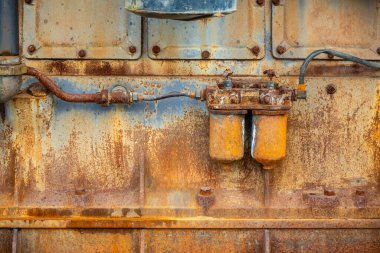 Alaska 'daki eski paslı güç üretim motorunun yakın görüntüsü.