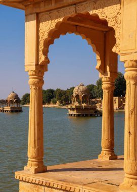 Jaisalmer, Rajasthan 'daki Gadisar Gölü' nde sanatsal olarak oyulmuş kumtaşı pavyonları..