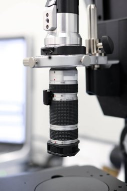 Yüksek çözünürlüklü elektronik mikroskop ve yüzeysel alan derinliğinin uzun merceğini kapat.