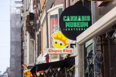 Amsterdam, Hollanda - 17 Mayıs 2023: Hollanda 'nın Amsterdam caddesinde kenevir müzesinin işareti.