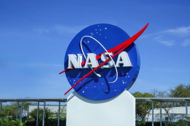 CAPE CANAVERAL, FLORIDA - 28 Şubat 2024: NASA işareti Cape Canaveral, Florida 'daki Kennedy Uzay Merkezi Ziyaretçi Kompleksi.