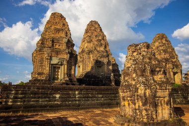 Günbatımında Siem Reap, Kamboçya 'daki tarihi Doğu Mebon Tapınağı.