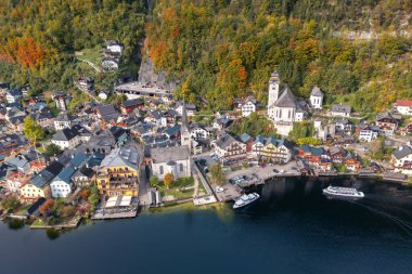 Güzel Hallstatt kasabasının panoramik manzarası ve sonbaharda Avusturya 'da Hallstattersee.