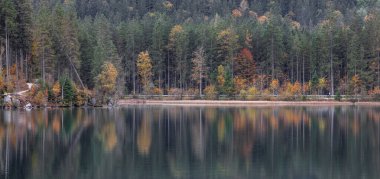 Almanya, Berchtesgaden yakınlarındaki Hintersee Ramsau bei 'nin sonbahar manzarası.