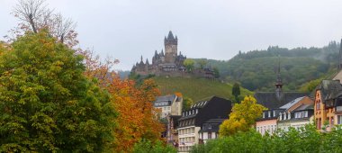 Cochem, Almanya - 22 Ekim 2023: Reicheburg, Cochem, Almanya 'daki Cochem Tarihi Kalesi.
