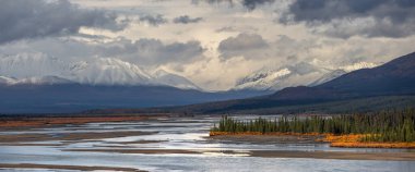 Karla kaplı dağların manzarası ve Alaska Denali milli parkı yakınlarındaki Susitna nehri..