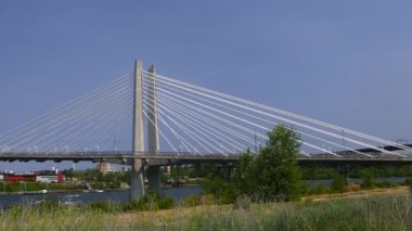 PORTLAND, OREGON - Tilikum Crossing, Halkın Köprüsü 'nün panoramik görüntüsü Portland, Oregon' da Willamette Nehri üzerinde kalan bir köprü.,