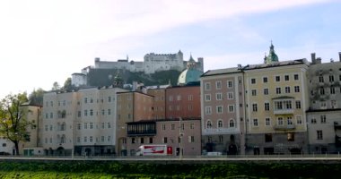 Salzburg, Avusturya - 16 Ekim 2023: Salzburg, Avusturya 'daki tarihi binaların panoramik manzarası.