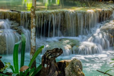 Erawan 'daki güzel derin orman şelaleleri Tayland' daki ulusal parka dökülüyor.